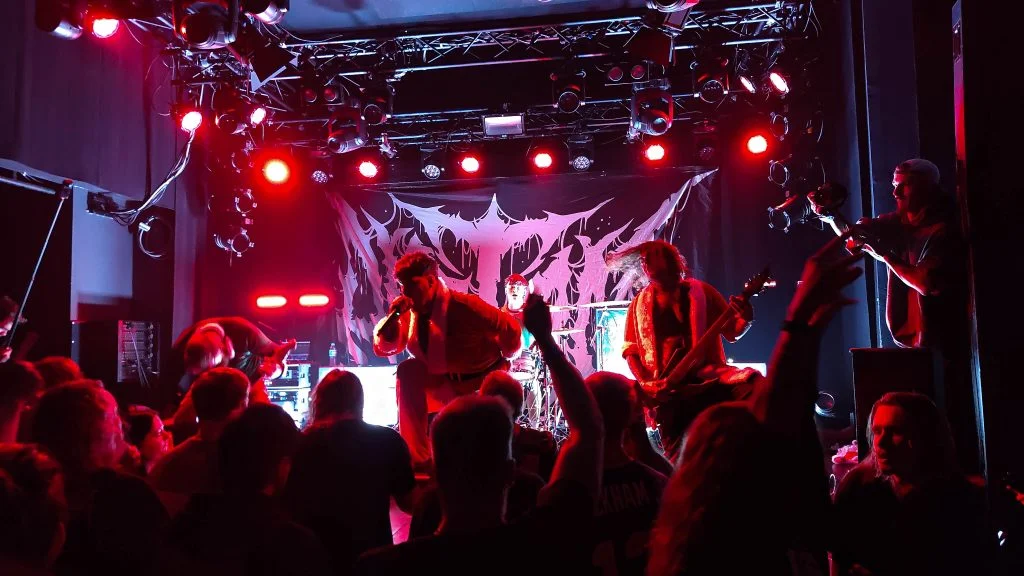 Concert van Distant in poppodium Willemeen in Arnhem